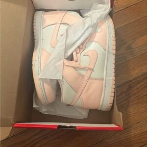 Nike wmns Pink and White high dunks used. Good condition